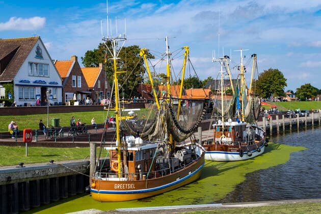 Greetsiel Fischerboote im Hafen von Greetsiel, Krummhörn, Ostfriesland, 14.09.2021 Greetsiel Niedersachsen Deutschland *** Greetsiel fishing boats in the harbour of Greetsiel, Krummhörn, East Frisia, 14 09 2021 Greetsiel Lower Saxony Germany