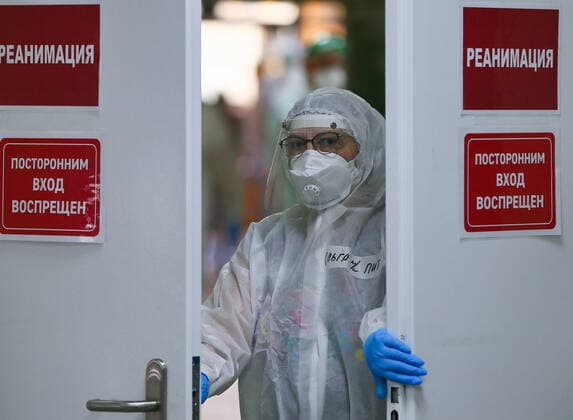 IVANOVO, RUSSIA - OCTOBER 6, 2021: A medical worker wears a protective suit at City Clinical Hospital No 7 where COVID-19 patients receive treatment. Russia has reported 25,133 new confirmed coronavirus cases for the last 24 hours, with the overall number of patients reaching 7,662,560. National emergency response centre figures have been indicating daily rates over 25,000 for five days now. Vladimir Smirnov TASS  TS11342D