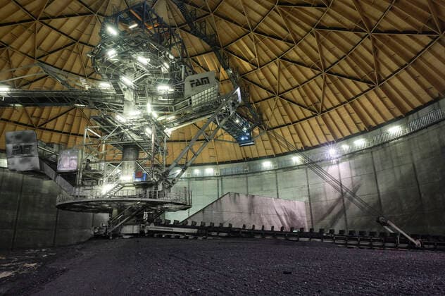 Germany, coal power station Germany, Hamburg, Vattenfall coal power station Moorburg, switched off in july 2021 as part of german coal exit, coal storage *** DEUTSCHLAND, Hamburg, Vattenfall Kohlekraftwerk Moorburg, in Betriebnahme 2015, letzter Betrieb vor endgültiger Abschaltung im Juli 2021, Kohlekreislager mit FAM Baggerkran und den Resten importierter Steinkohle Hamburg Germany
