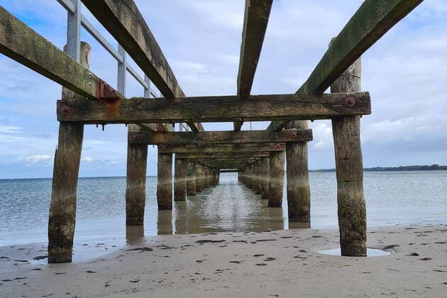 Lübeck-Timmendorf Themenfoto: Urlaub, Deutschland, Ostsee, 06.10.2021 Ein verlassener Schiffs-Anleger an der Ostsee, Themenfoto: Urlaub, Deutschland, Ostsee - Copyright: xAugstx xEibner-Pressefotox EP_jat