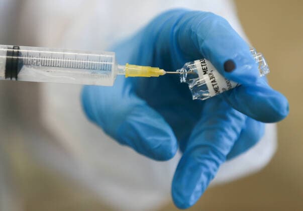 IVANOVO, RUSSIA - OCTOBER 6, 2021: A medical worker draws a medicine into his syringe at City Clinical Hospital No 7 where COVID-19 patients receive treatment. Russia has reported 25,133 new confirmed coronavirus cases for the last 24 hours, with the overall number of patients reaching 7,662,560. National emergency response centre figures have been indicating daily rates over 25,000 for five days now. Vladimir Smirnov TASS  TS113437