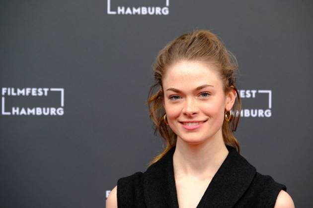 Filmfest Hamburg Pauline Renevier vor der Premiere vom Film Das weiße Haus am Rhein, 29. Filmfest Hamburg, Roter Teppich im Cinemaxx Kino Dammtor, Hamburg 6.10.2021