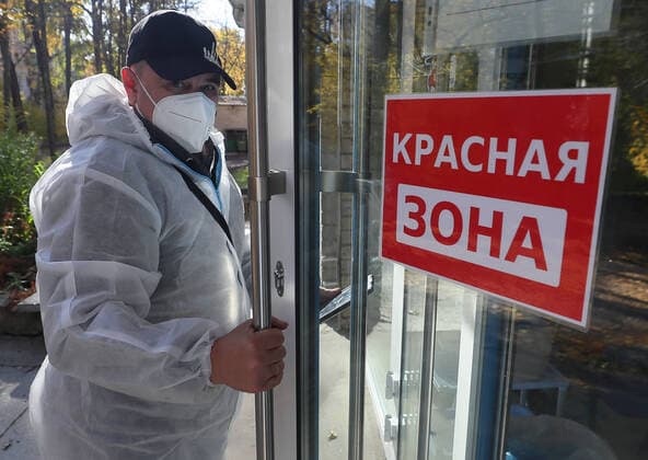 IVANOVO, RUSSIA - OCTOBER 6, 2021: A medical worker enters the emergency room of City Clinical Hospital No 7 where COVID-19 patients receive treatment. Russia has reported 25,133 new confirmed coronavirus cases for the last 24 hours, with the overall number of patients reaching 7,662,560. National emergency response centre figures have been indicating daily rates of over 25,000 for five days now. Vladimir Smirnov TASS  TS113492