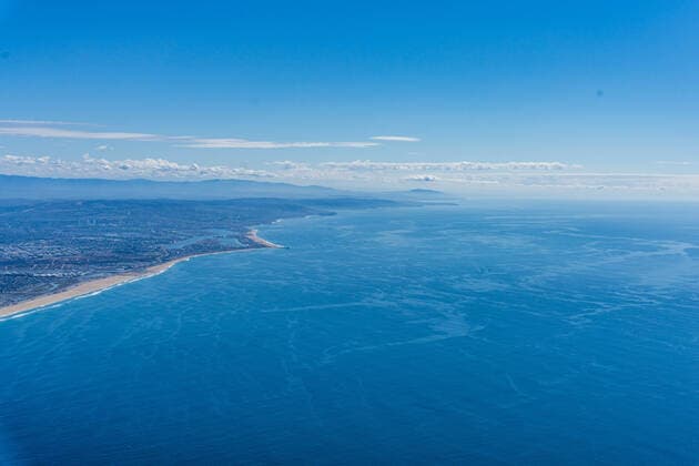 October 5, 2021, Huntington Beach, California, USA: Looking South from Huntington Beach towards Newport Beach and Harbor the oil can been seen floating on top of the water. A major oil spill dumped 126,000-gallon oil from an offshore oil platform. Huntington Beach USA - ZUMAhz1_ 20211005_new_hz1_014 Copyright: xMarkxHoltzmanx