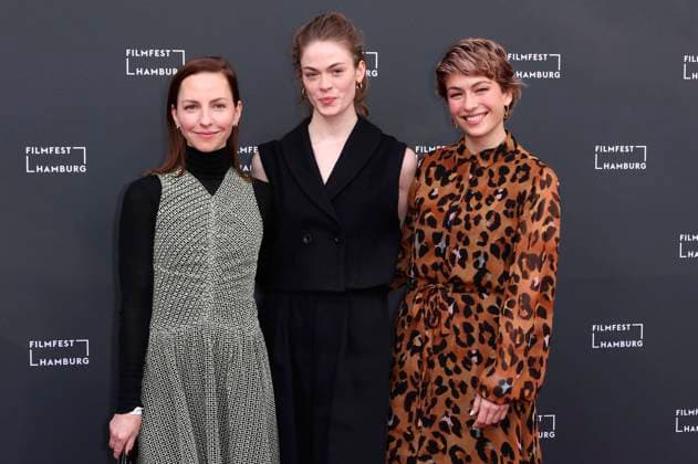 Katharina Schüttler, Pauline Renevier und Henriette Confurius bei der Premiere des ARD-Fernsehfilms Das Weiße Haus am Rhein auf dem 29. Filmfest Hamburg 2021 im Cinemaxx Dammtor. Hamburg, 06.10.2021