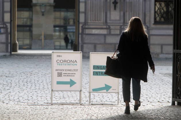 Aufsteller mit Aufschrift Corona Teststation Antigen Schnelltest 21DX mit Richtungspfeil steht in der Innenstadt von München, Bayern, Deutschland
