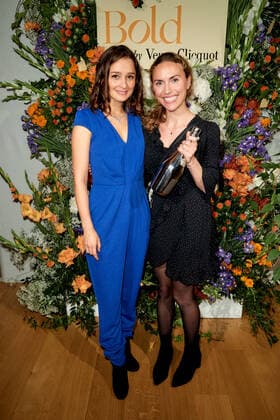 Bold Woman Award 2021 Sarah Alles und Nora Blum (Selfapy) beim Empfang nach der Verleihung des Bold Woman Awards von Veuve Clicquot in der Französischen Botschaft in Berlin. Copyright: xEventpressxGolejewskix