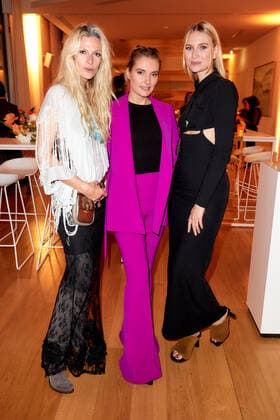 Bold Woman Award 2021 Mia Florentine Weiss, Marie von den Benken und Carolin Niemczyk von Glasperlenspiel beim Empfang nach der Verleihung des Bold Woman Awards von Veuve Clicquot in der Französischen Botschaft in Berlin. Copyright: xEventpressxGolejewskix