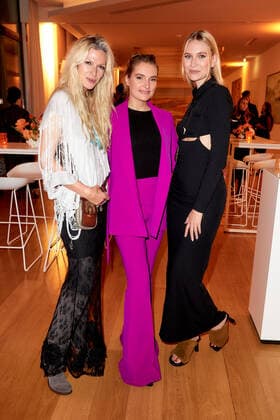 Bold Woman Award 2021 Mia Florentine Weiss, Marie von den Benken und Carolin Niemczyk von Glasperlenspiel beim Empfang nach der Verleihung des Bold Woman Awards von Veuve Clicquot in der Französischen Botschaft in Berlin. Copyright: xEventpressxGolejewskix