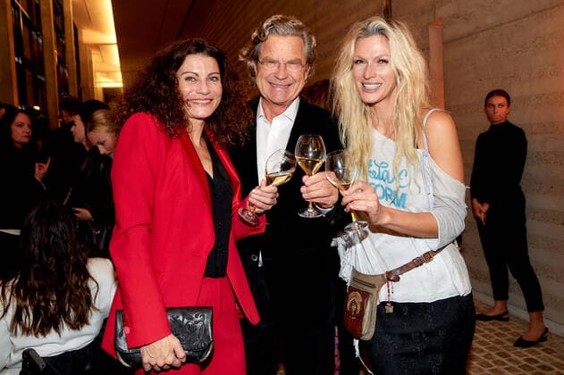 Bold Woman Award 2021 Florian Langenscheidt mit Freundin Andrea Bury und Mia Florentine Weiss beim Empfang vor der Verleihung des Bold Woman Awards von Veuve Clicquot in der Französischen Botschaft in Berlin. Copyright: xEventpressxGolejewskix