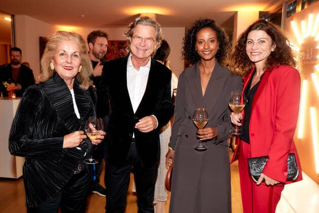 Bold Woman Award 2021 Alexandra Oetker, Florian Langenscheidt, Sara Nuru und Andrea Bury beim Empfang nach der Verleihung des Bold Woman Awards von Veuve Clicquot in der Französischen Botschaft in Berlin. Copyright: xEventpressxGolejewskix