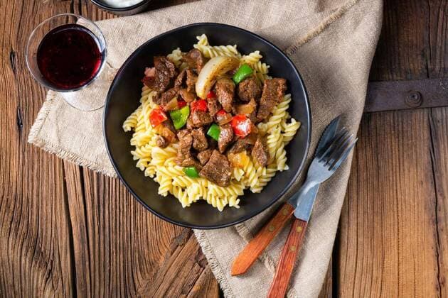  Fussili noodle with klaschise spicy goulash and paprika, 13.10.2020, Copyright: xDar1930x Panthermedia27016464