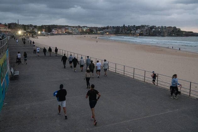 NSW CORONAVIRUS COVID19, Members of the public exercise at dawn at Bondi Beach, in Sydney, Friday, October 8, 2021. NSW is just days from enjoying new freedoms and Premier Dominic Perrottet says some parts of the roadmap will be expedited, including changes to mask rules. ( NO ARCHIVING, EDITORIAL USE ONLY, NO USE IN BOOKS WITHOUT CONSENT SYDNEY NSW AUSTRALIA  Copyright: xBIANCAxDExMARCHIx 20211008001584048525