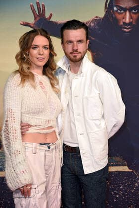 Paula Riemann mit Freund Ronan Raftery bei der Deutschlandpremiere von FLY im Zoo Palast in Berlin am 07.10.2021 *** Paula Riemann with boyfriend Ronan Raftery at the German premiere of FLY at Zoo Palast in Berlin on 07 10 2021