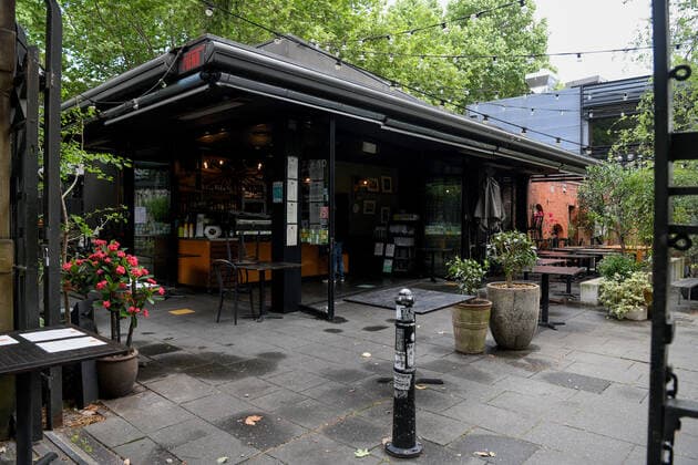 NSW CORONAVIRUS COVID19, Empty outdoor eating areas at cafes and restaurants are seen in the suburb of Surry Hills, Sydney, Friday, October 8, 2021. NSW is just days from enjoying new freedoms and Premier Dominic Perrottet says some parts of the roadmap will be expedited, including changes to mask rules. ( NO ARCHIVING, EDITORIAL USE ONLY, NO USE IN BOOKS WITHOUT CONSENT SYDNEY NSW AUSTRALIA  Copyright: xBIANCAxDExMARCHIx 20211008001584106704