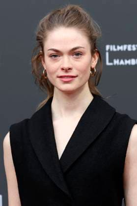 Pauline Renevier bei der Premiere des ARD-Fernsehfilms Das Weiße Haus am Rhein auf dem 29. Filmfest Hamburg 2021 im Cinemaxx Dammtor. Hamburg, 06.10.2021