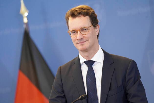 Pressetermin zur Unterzeichnung des Vertrages Robustes Netz 2 von LAND NRW und Deutsche Bahn Aktuell, 08.10.2021, Duesseldorf, NRW Verkehrsminister Hendrik Wuest im Portrait bei der Pressekonferenz zum Thema Robustes Netz II der Deutschen Bahn in NRW Duesseldorf Nordrhein-Westfalen Deutschland *** Press conference on the signing of the Robust Network 2 contract between LAND NRW and Deutsche Bahn Current, 08 10 2021, Duesseldorf, NRW Minister of Transport Hendrik Wuest in portrait at the press conference on the Robust Network II of Deutsche Bahn in NRW Duesseldorf North Rhine Westphalia Germany
