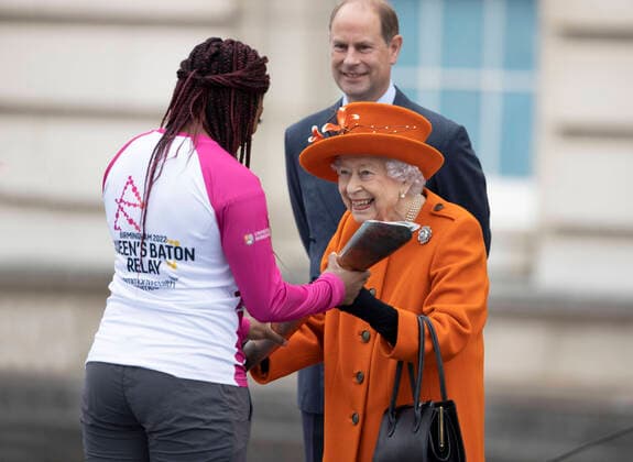 Entertainment Themen der Woche KW40 Entertainment Bilder des Tages . 07 10 2021. London, United Kingdom. Queen Elizabeth II accompanied by Prince Edward, presents the baton to Para olympian Kadeena Cox at the launch of The Queen s Baton Relay for the 2022 Commonwealth Games in Birmingham, United Kingdom, at Buckingham Palace in London.  xi-Imagesx IIM-22659-0055