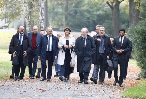 Bilder des Jahres 2021, News 10 Oktober News Themen der Woche KW40 News Bilder des Tages Martin Schulz, Vorsitzender der Friedrich-Ebert-Stiftung, Norbert Walter-Borjans, Saskia Esken, Wolfgang Thierse , Ralf Wieland, Präsident des Abgeordnetenhauses Berlin, Deutschland, Berlin, Waldfriedhof Zehlendorf, Kranzniederlegung in Gedenken an Willy Brandt *** Martin Schulz, Chairman of the Friedrich Ebert Foundation, Norbert Walter Borjans, Saskia Esken, Wolfgang Thierse , Ralf Wieland, President of the Berlin House of Representatives, Germany, Berlin, Waldfriedhof Zehlendorf, Wreath-laying ceremony in memory of Willy Brandt