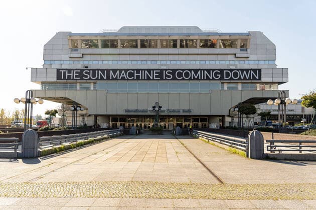Bilder des Jahres 2021, Entertainment 10 Oktober Entertainment Themen der Woche KW40 07.10.2021, Berlin, Deutschland, GER,das Internationale Congress Centrum Berlin (ICC), Kunstfestival The Sun Machine Is Coming Down.Die Berliner Festspiele feiern ihr 70-jähriges Jubiläum. *** 07 10 2021, Berlin, Germany, GER,the International Congress Centrum Berlin ICC , arts festival The Sun Machine Is Coming Down The Berliner Festspiele celebrates its 70th anniversary.