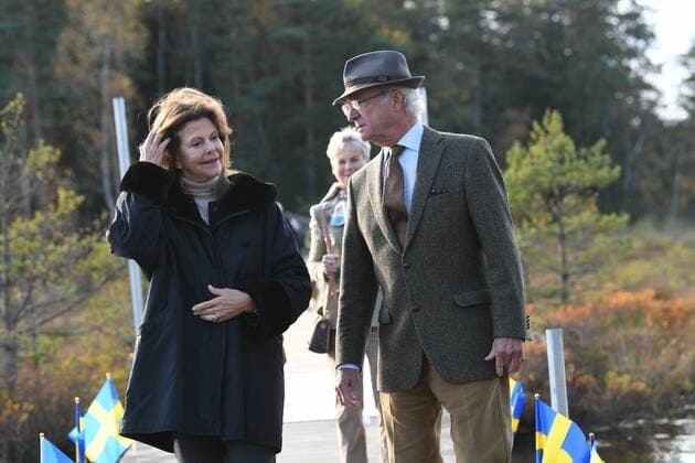 Queen Silvia and King Carl Gustaf at the inauguration of an accessibility adapted circular loop of the Sormlandsleden walking trail at Halleforsnas in Sweden, on Oct 08, 2021 Hälleforsnäs SWEDEN x10080x,  Copyright: xFredrikxSandberg TTx ROYAL COUPLE SORMLANDSLEDEN
