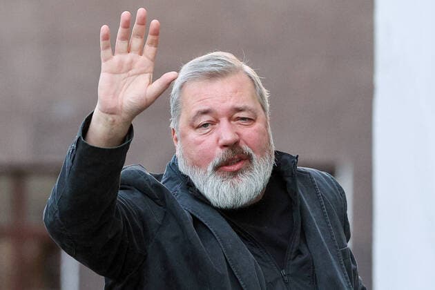 Bilder des Jahres 2021, News 10 Oktober News Themen der Woche KW40 MOSCOW, RUSSIA - OCTOBER 8, 2021: Novaya Gazeta newspaper editor-in-chief Dmitry Muratov waves during a press briefing. The Nobel Peace Prize 2021 has been awarded to Novaya Gazeta newspaper editor-in-chief Dmitry Muratov of Russia and Rappler CEO, journalist Maria Ressa of the Philippines. Sergei Bobylev TASS  TS113891