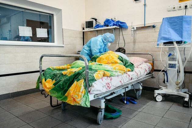 ZAPORIZHZHIA, UKRAINE - OCTOBER 07, 2021 - A medical worker in protective gear is pictured next to a patient on the premises of the Regional Infectious Diseases Clinical Hospital of the Zaporizhzhia Regional Council where 99 per cent of beds for coronavirus patients are currently occupied, Zaporizhzhia, southeastern Ukraine  Copyright: xDmytroxSmoliyenkox