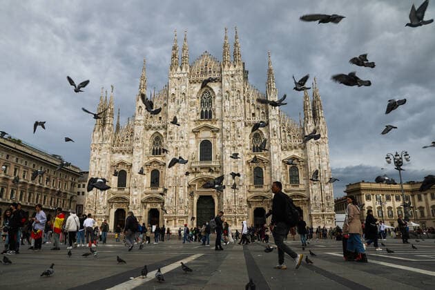 Daily Life In Milan Birds fly over the Piazza del Duomo in Milan, Italy on October 6, 2021. Milan Italy porzycki-dailylif211006_npSgF  Copyright: xJakubxPorzyckix