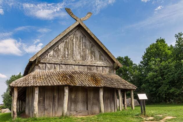 Das rekonstruierte Langhaus der Wikinger in Trelleborg, Slagelse, Seeland, Dänemark, Europa Copyright: imageBROKER KimxPetersen ibxkip07144125.jpg