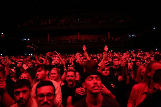 Konzertbesucher bei einem Konzert von Paul Kalkbrenner in der Verti Music Hall in Berlin, 8. Oktober 2021. Paul Kalkbrenner in Berlin