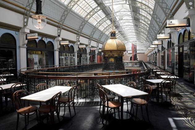 NSW CORONAVIRUS COVID19, Empty cafe seating areas are seen at the QVB in Sydney, Saturday, October 9, 2021. NSW is set to surpass another COVID-19 vaccination milestone, all but guaranteeing the state becomes one of the most vaccinated jurisdictions on the planet. ( NO ARCHIVING, EDITORIAL USE ONLY, NO USE IN BOOKS WITHOUT CONSENT SYDNEY NSW AUSTRALIA  Copyright: xDANxHIMBRECHTSx 20211009001584350785