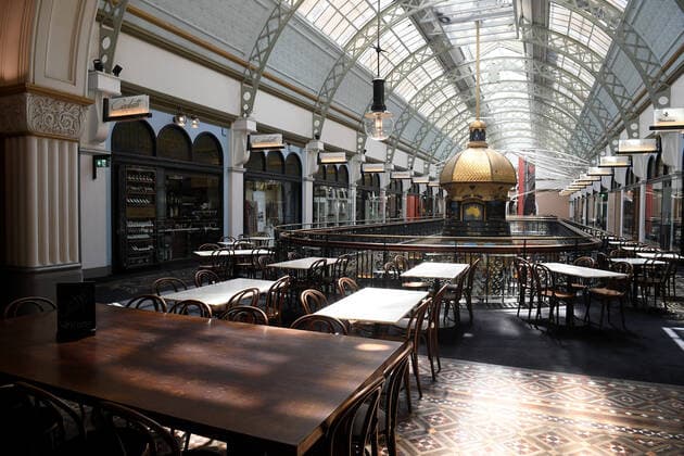 NSW CORONAVIRUS COVID19, Empty cafe seating areas are seen at the QVB in Sydney, Saturday, October 9, 2021. NSW is set to surpass another COVID-19 vaccination milestone, all but guaranteeing the state becomes one of the most vaccinated jurisdictions on the planet. ( NO ARCHIVING, EDITORIAL USE ONLY, NO USE IN BOOKS WITHOUT CONSENT SYDNEY NSW AUSTRALIA  Copyright: xDANxHIMBRECHTSx 20211009001584350890