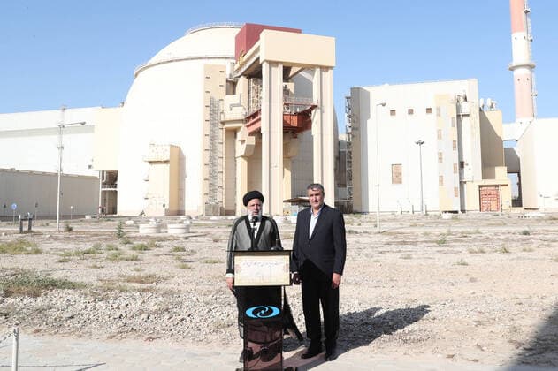 Bilder des Jahres 2021, News 10 Oktober News Themen der Woche KW40 October 8, 2021, Bushehr, Tehran, Iran: A handout photo made available by the presidential office shows Iranian President EBRAHIM RAISI (L) and head of Iran s Atomic Organisation MOHAMMAD ESLAMI (R) speaking to media during a visit at Bushehr nuclear power plant, in the city of Bushehr, southern of Iran, 08 October 2021. According to the presidential official website, Raisi said Iran s policy and the aim are using nuclear technology peacefully and will not give up in reference to tension with the US over nuclear talks. Bushehr Iran - ZUMAi98_ 20211008_zih_i98_008 Copyright: xIranianxPresidencyx