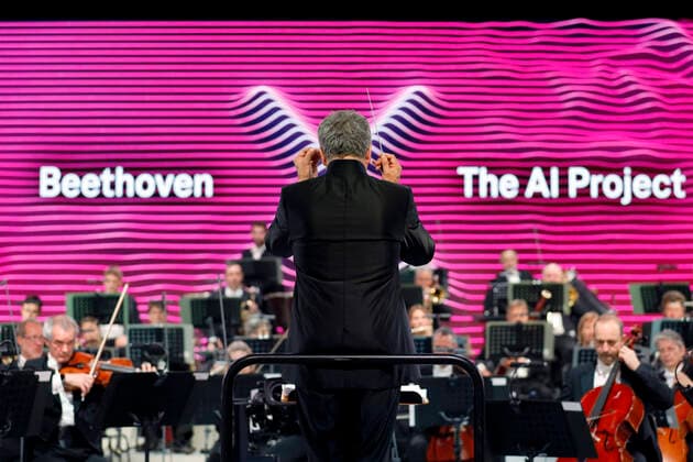 Bilder des Jahres 2021, Entertainment 10 Oktober Entertainment Themen der Woche KW40 Entertainment Bilder des Tages Dirk Kaftan bei der Generalprobe des Beethoven Orchester Bonn für die von einer KI vollendete 10. Sinfonie Beethovens vor der abendlichen Uraufführung im Telekom Forum. Bonn, 09.10.2021 *** Dirk Kaftan at the dress rehearsal of the Beethoven Orchestra Bonn for Beethovens 10th Symphony, completed by an AI, before the evening premiere at the Telekom Forum Bonn, 09 10 2021 Foto:xC.xHardtx xFuturexImage