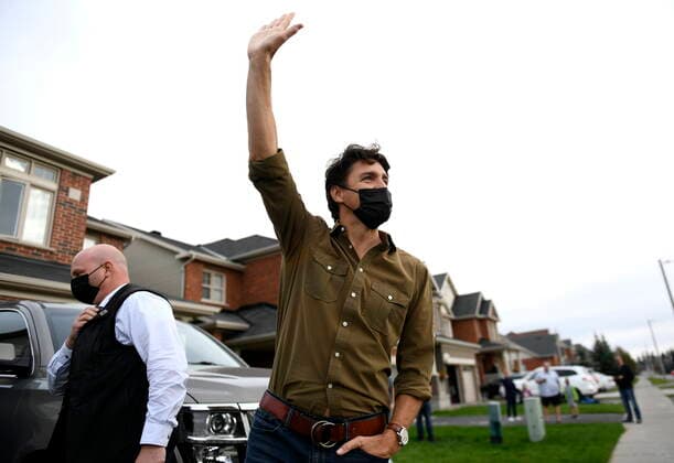 News Bilder des Tages October 9, 2021, Ottawa, on, Canada: Prime Minister Justin Trudeau waves to residents after meeting a recently resettled Afghan family for a Thanksgiving event in Ottawa, on Saturday, Oct. 9, 2021. Ottawa Canada  - ZUMAc35_ 20211009_zaf_c35_001 Copyright: xJustinxTangx
