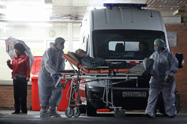 ST PETERSBURG, RUSSIA - OCTOBER 9, 2021: Medical workers move a patient on a stretcher outside St Petersburg s Pokrovskaya Municipal Hospital admitting COVID-19 patients. Alexander Demianchuk TASS  TS1139F0