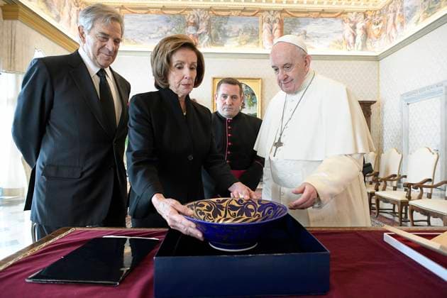 Bilder des Jahres 2021, News 10 Oktober News Themen der Woche KW40 News Bilder des Tages Italy, Rome, Vatican, 2021 10 09. Pope Francis receives in private audience The Honorable Nancy Pelosi, Speaker of the U.S. House of Representatives at the Vatican . Photograph by Vatican Media Catholic Press Photo. RESTRICTED TO EDITORIAL USE - NO MARKETING - NO ADVERTISING CAMPAIGNS.  Copyright: xVATICANxMEDIAx xIPAx xVaticanxMediax
