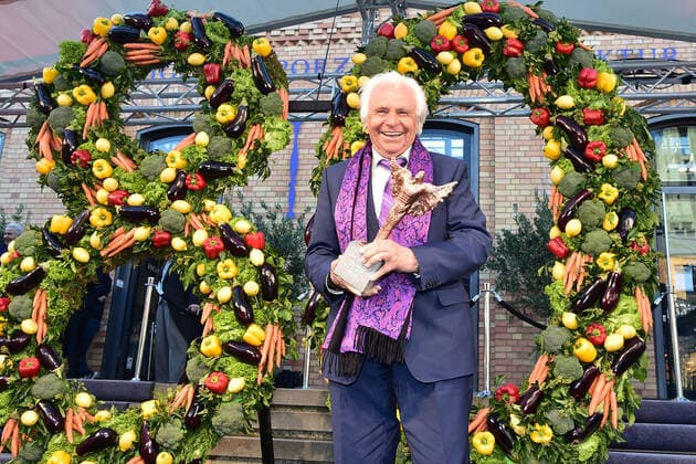 Bilder des Jahres 2021, Entertainment 10 Oktober Entertainment Themen der Woche KW40 Entertainment Bilder des Tages Koch des Jahres, Eckhart Witzigmann Eckart Witzigmann mit Trophäe, Inspirationschef of the Century grosse Geburtstagsfeier zu 80 Jahre Koch des Jahres, Eckhart Witzigmann im KPM Quartier in Berlin am 09.10.2021 *** Chef of the Year, Eckhart Witzigmann Eckart Witzigmann with trophy, Inspiration Chef of the Century big birthday party for 80 years Chef of the Year, Eckhart Witzigmann at the KPM Quartier in Berlin on 09 10 2021 Photopress Mueller