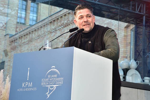 Koch des Jahres, Eckhart Witzigmann Tim Mälzer, Sternekoch grosse Geburtstagsfeier zu 80 Jahre Koch des Jahres, Eckhart Witzigmann im KPM Quartier in Berlin am 09.10.2021