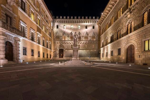  Piazza Salimbeni mit Palazzo Salimbeni, Zentrale der Banca Monte dei Paschi di Siena, Denkmal des Sallustio Bandini, Siena, Toskana, Italien, Europa *** Piazza Salimbeni with Palazzo Salimbeni, headquarters of the Banca Monte dei Paschi di Siena, monument of Sallustio Bandini, Siena, Tuscany, Italy, Europe Copyright: imageBROKER/MartinxJung ibljun07140455.jpg