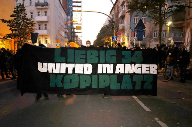 Demonstration gegen Räumung vom Wagencamp Köpi von der Rigaer Straße zum Gelände des Camps an der Köpenicker Straße. Berlin, 09.10.2021 *** Demonstration against eviction of the Wagencamp Köpi from the Rigaer Straße to the area of the camp at the Köpenicker Straße Berlin, 09 10 2021 Foto:xJ.xMWx xFuturexImage