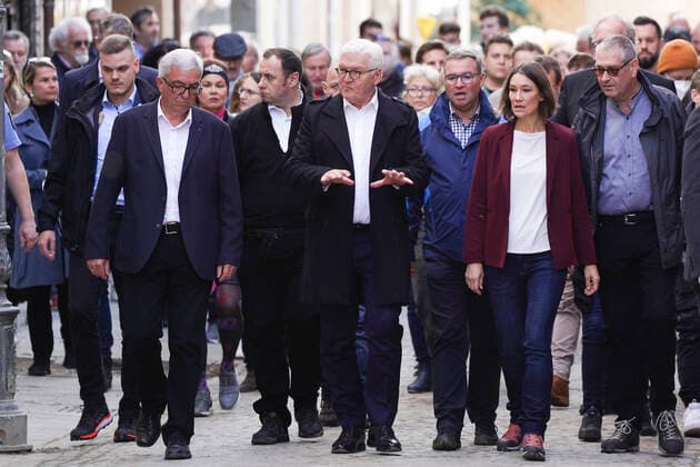 Bundespraesident besucht die Flutregion im Ahrtal Aktuell, 10.10.2021, Bad Neuenahr-Ahrweiler, Bundespraeisdent Frank-Walter Steinmeier besucht das Ahrtal und verschafft sich einen Ueberblick. HIer beim Gang durch die Stadt Ahrweiler mit Innenminister Lewentz und der stellvertretenden Ministerpraesidentin Anne Spiegel Bad Neuenahr-Ahrweiler Rheinland-Pfalz Deuschland *** Federal President visits the flood region in the Ahr Valley News, 10 10 2021, Bad Neuenahr Ahrweiler, Federal President Frank Walter Steinmeier visits the Ahr Valley and gets an overview HIer while walking through the town of Ahrweiler with Interior Minister Lewentz and Deputy Prime Minister Anne Spiegel Bad Neuenahr Ahrweiler Rhineland-Palatinate Germany