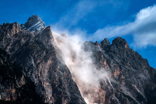 Tourismus Kunst Reisen Sport Olympia Italien Venedig 10.10.2021, Reisen Italien, Cortina dÕAmpezzo Provinz Belluno Venetien Skiort im Norden Italiens Austragungsort der Olympischen Winterspiele von 1956 Trampolino Olimpico Italia Olympische Skisprungschanze, gebaut 1955 für die Olympischen Winterspiele Olympiasieger Gold Antti Hyvärinen FIN Silber Aulis Kallakorpi FIN Harry Glaß DDR Bekannt ist die Skisprungschanze zudem durch den Film James Bond 007 Ð In tödlicher Mission, für den einige Szenen auf der Schanze gedreht wurden. Copyright Eberhard Thonfeld Cortina d Ampezzo Belluno Venetien Italien *** Tourism Art Travel Sports Olympics Italy Venice 10 10 2021, Travel Italy, Cortina dÕAmpezzo Province Belluno Veneto Ski resort in northern I
