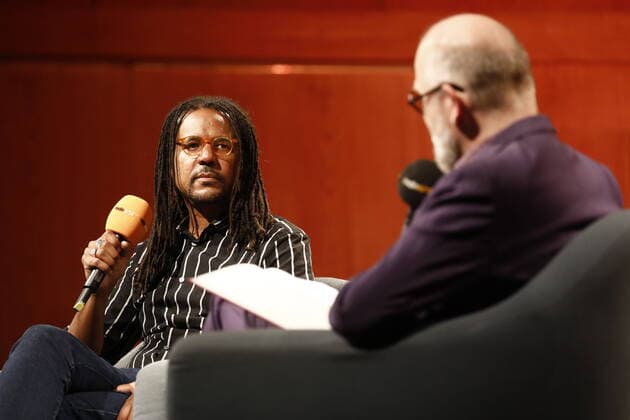 Bilder des Jahres 2021, Entertainment 10 Oktober Entertainment Themen der Woche KW40 Entertainment Bilder des Tages Colson Whitehead, Thomas Böhm, Literaturagent, Deutschland, Berlin, Pulitzer-Preisträger Colson Whitehead und sein neuer Roman: Harlem Shuffle , radioeins und rbbKultur laden zur Deutschlandpremiere ein *** Colson Whitehead, Thomas Böhm, Frahling, Germany, Berlin, Pulitzer Prize winner Colson Whitehead and his new novel Harlem Shuffle , radioeins and rbbKultur invite to German premiere