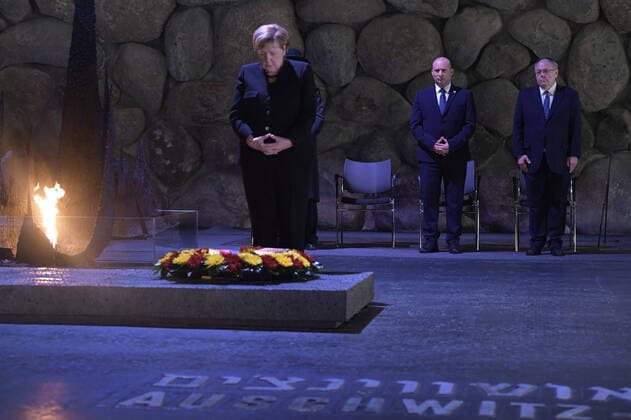 Bilder des Jahres 2021, News 10 Oktober News Themen der Woche KW40 News Bilder des Tages October 10, 2021, Jerusalem, Israel: Chancellor of Germany ANGELA MERKEL visits the Yad Vashem Hilocaust Museum escorted by Israeli Prime Minister NAFTALI BENNETT. Merkel is on her final official visit to Israel as Chancellor of Germany. Jerusalem Israel - ZUMAi99_ 20211010_zip_i99_008 Copyright: xKobyxGideon IsraelxGpox