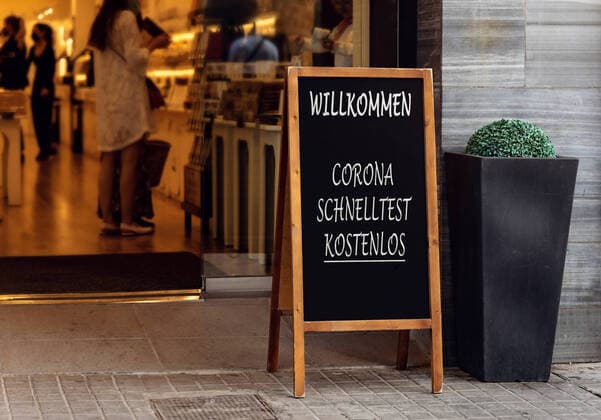 Kostenloser Corona Schnelltest, Bürgertest kostenfrei auf einem Schild vor einem Geschäft, Es werden kostenlose Covid 19 Test angeboten XFOTOMONTAGEX