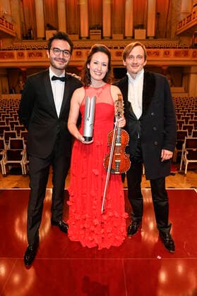Mario Häring, Ragnhild Hemsing und Benedict Kloeckner bei der Verleihung des Opus Klassik 2021 im Konzerthaus am Gendarmenmarkt. Berlin, 10.10.2021