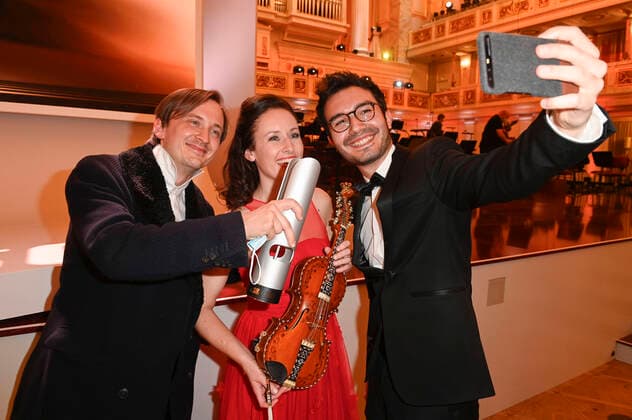 Mario Häring, Ragnhild Hemsing und Benedict Kloeckner bei der Verleihung des Opus Klassik 2021 im Konzerthaus am Gendarmenmarkt. Berlin, 10.10.2021