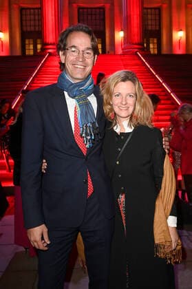 Prof. Dr. Sebastian Nordmann mit Ehefrau Sophia bei der Verleihung des Opus Klassik 2021 im Konzerthaus am Gendarmenmarkt. Berlin, 10.10.2021