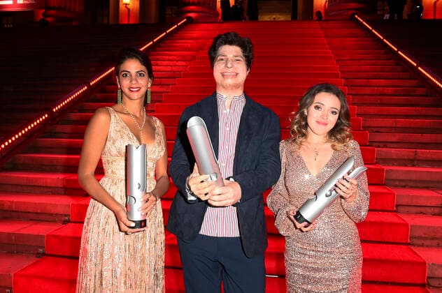 Fatma Said, Augustin Hadelich und Lucienne Renaudin Vary bei der Verleihung des Opus Klassik 2021 im Konzerthaus am Gendarmenmarkt. Berlin, 10.10.2021